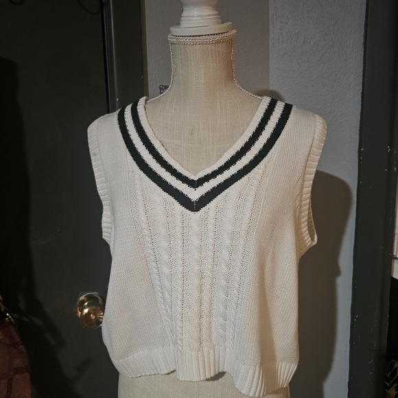 nikkak Sweaters - Elegant White V-Neck Sweater Vest